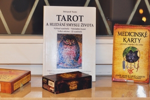 Tarot je soubor 78 karet spolu s odvozeným systémem výkladu a postupů, které se používají ke studiu ezoteriky, meditaci nebo věštění. Tarot je blízkým příbuzným souborem hracích karet zvaných tarokových karty, které se dodnes používají na hru tarotem.
