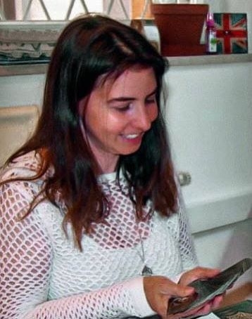 Alice při vykládání tarotových karet. Tarotové karty je možné vykládat online i offline. Alice při vykládání tarotových karet. Tarotové karty je možné vykládat online i offline.